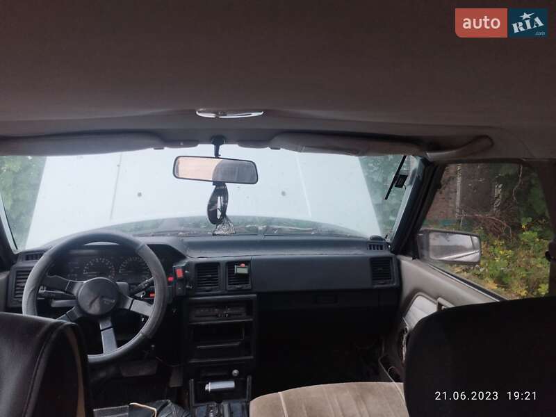 Седан Nissan Bluebird 1984 в Запоріжжі