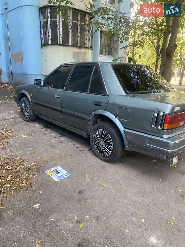 Седан Nissan Bluebird 1987 в Миколаєві