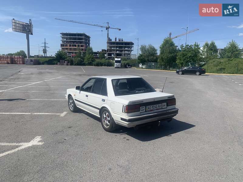 Седан Nissan Bluebird 1987 в Ужгороді