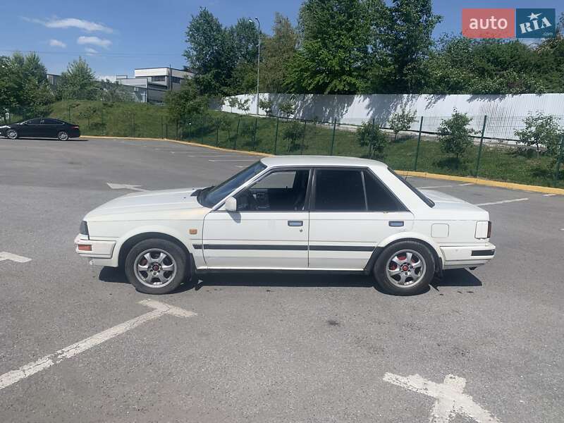 Седан Nissan Bluebird 1987 в Ужгороді