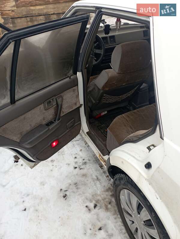 Седан Nissan Bluebird 1988 в Ужгороде