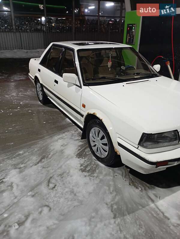 Седан Nissan Bluebird 1988 в Ужгороде