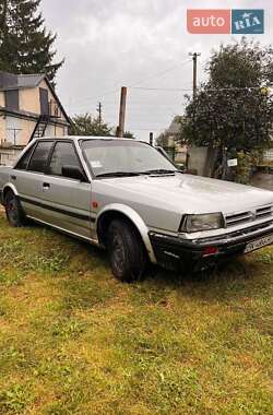 Седан Nissan Bluebird 1989 в Дубно