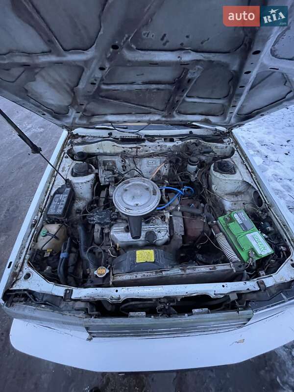 Седан Nissan Bluebird 1986 в Липовці