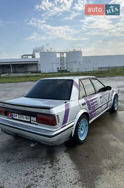 Седан Nissan Bluebird 1990 в Коростене
