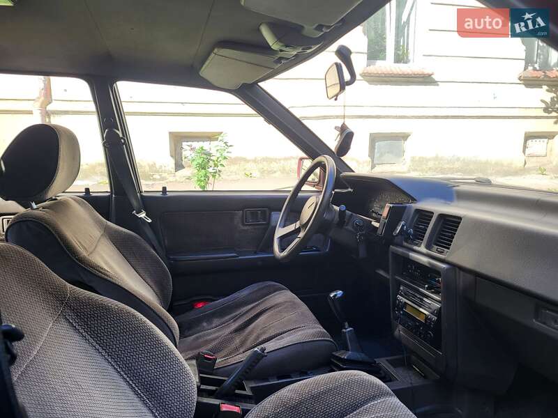 Седан Nissan Bluebird 1990 в Львові