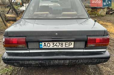 Седан Nissan Bluebird 1990 в Ужгороде
