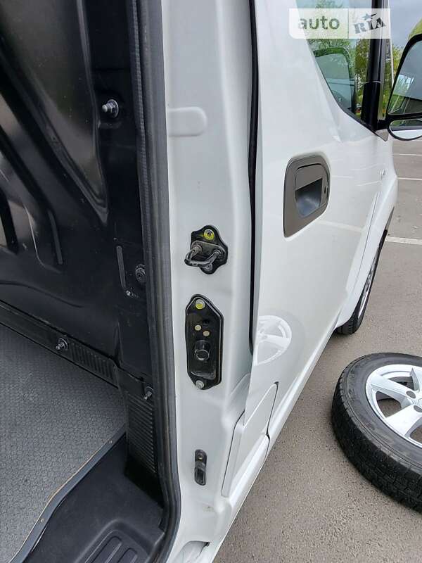 Грузовой фургон Nissan e-NV200 2017 в Запорожье