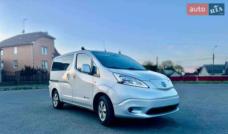 Минивэн Nissan e-NV200 2019 в 