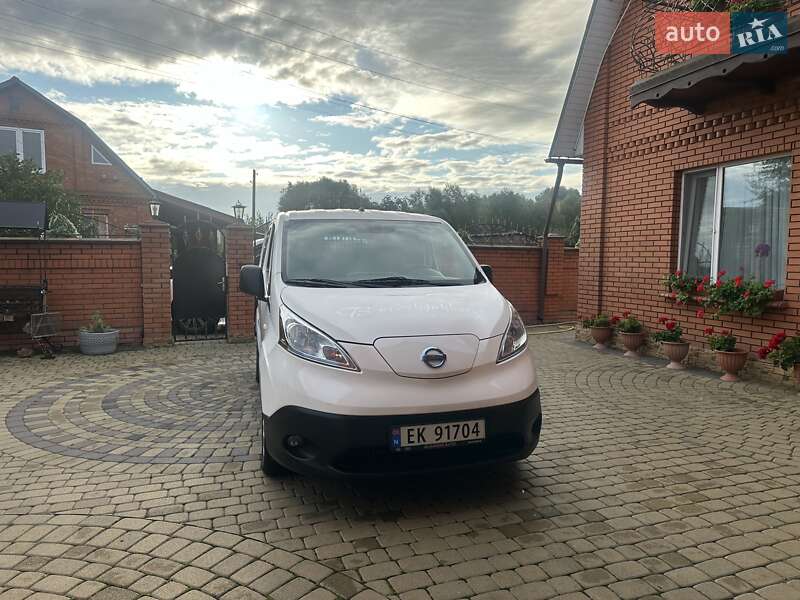 Грузовой фургон Nissan e-NV200 2018 в Хмельницком
