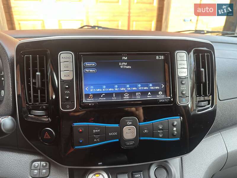 Грузовой фургон Nissan e-NV200 2018 в Хмельницком