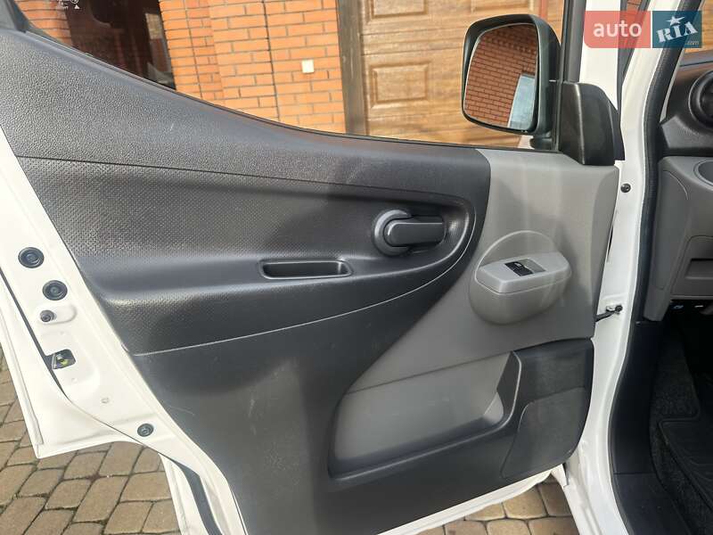 Грузовой фургон Nissan e-NV200 2018 в Хмельницком