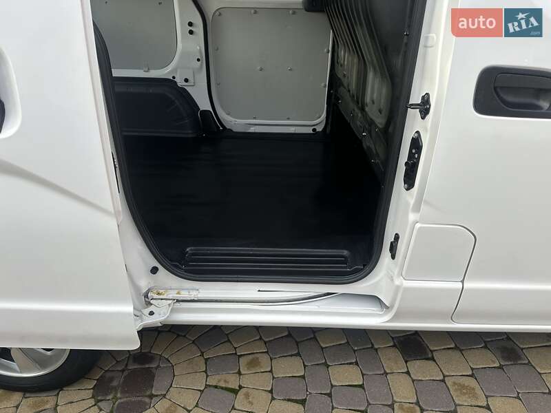 Грузовой фургон Nissan e-NV200 2018 в Хмельницком