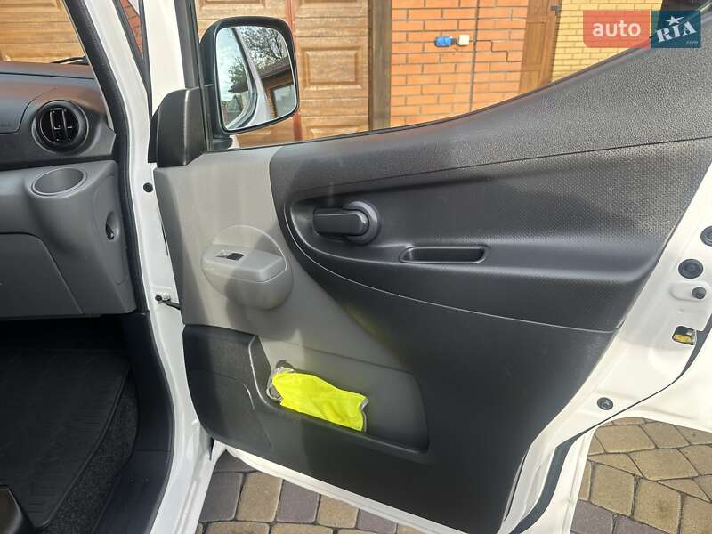 Грузовой фургон Nissan e-NV200 2018 в Хмельницком