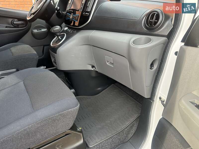 Грузовой фургон Nissan e-NV200 2018 в Хмельницком