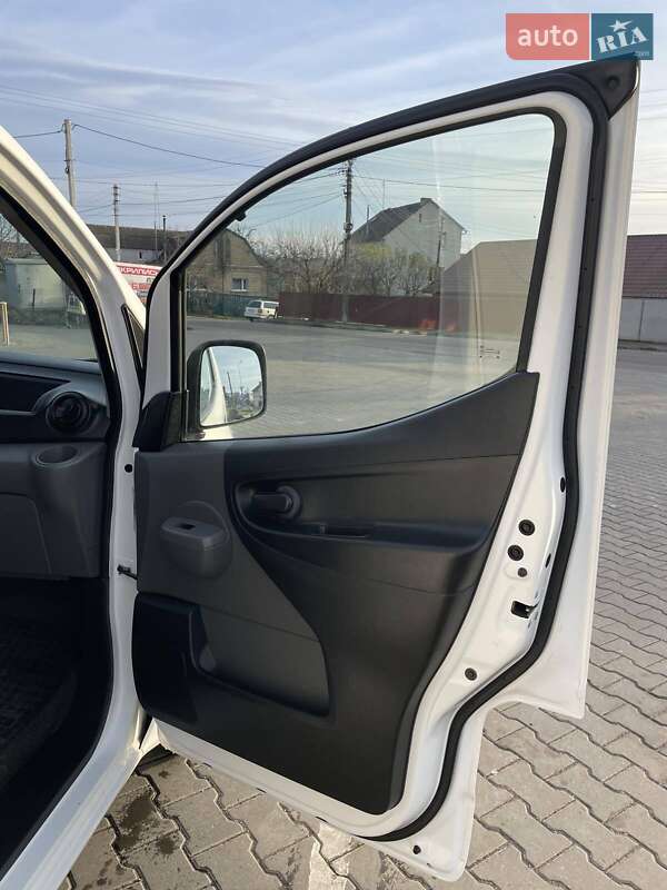 Грузовой фургон Nissan e-NV200 2015 в Киеве