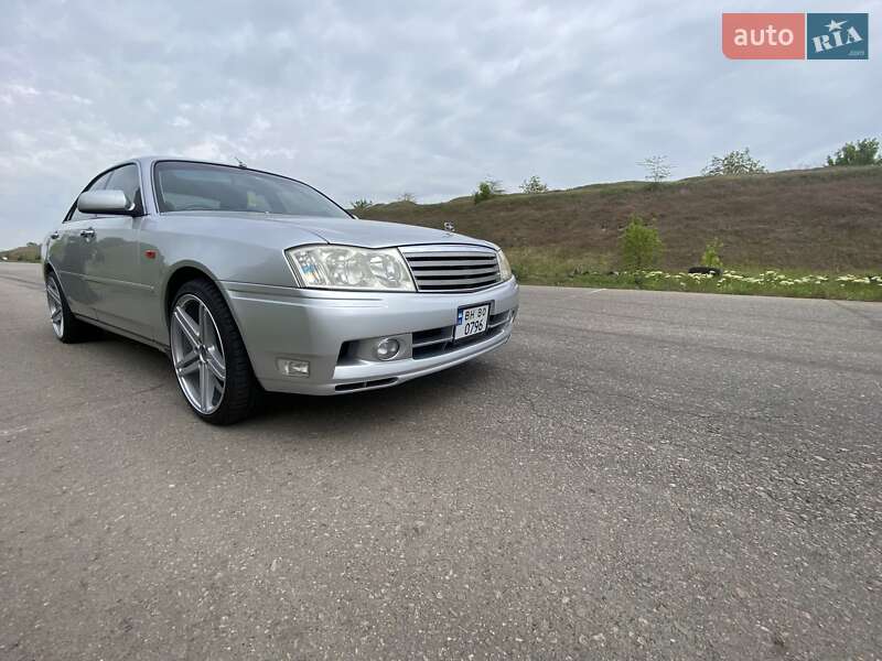 Седан Nissan Gloria 2000 в Авангарде