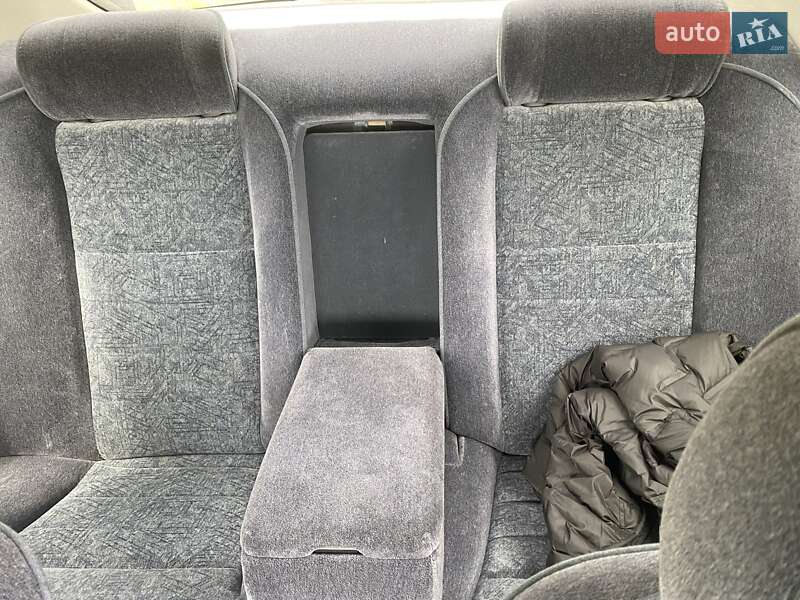 Седан Nissan Gloria 2000 в Авангарде