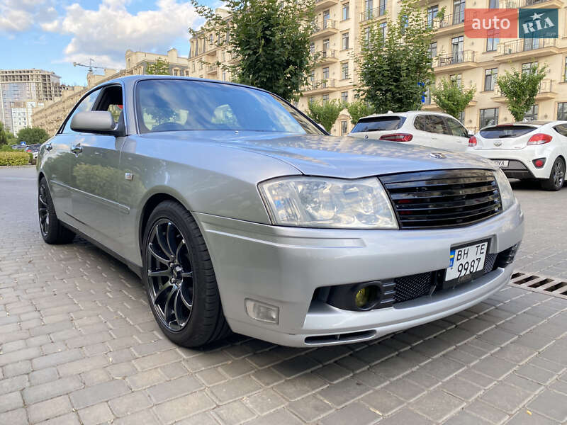 Nissan Gloria 2001