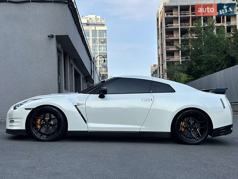 Купе Nissan GT-R 2013 в Києві