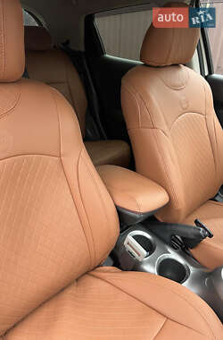 Позашляховик / Кросовер Nissan Juke 2012 в 