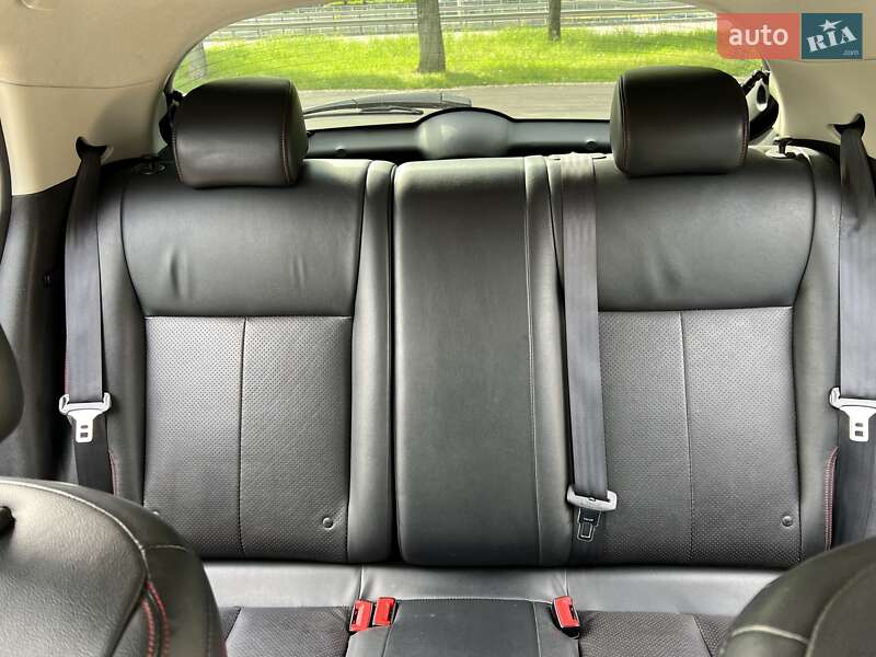 Внедорожник / Кроссовер Nissan Juke 2014 в Киеве