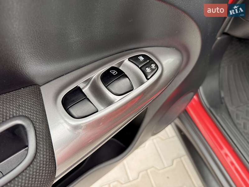 Позашляховик / Кросовер Nissan Juke 2016 в Чернівцях