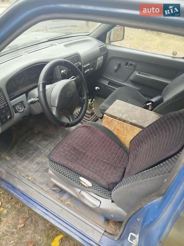 Пикап Nissan King Cab 1998 в Днепре