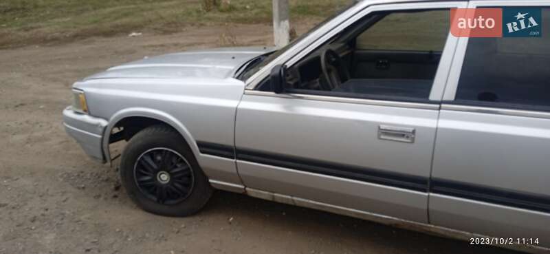 Седан Nissan Laurel 1987 в Славянске
