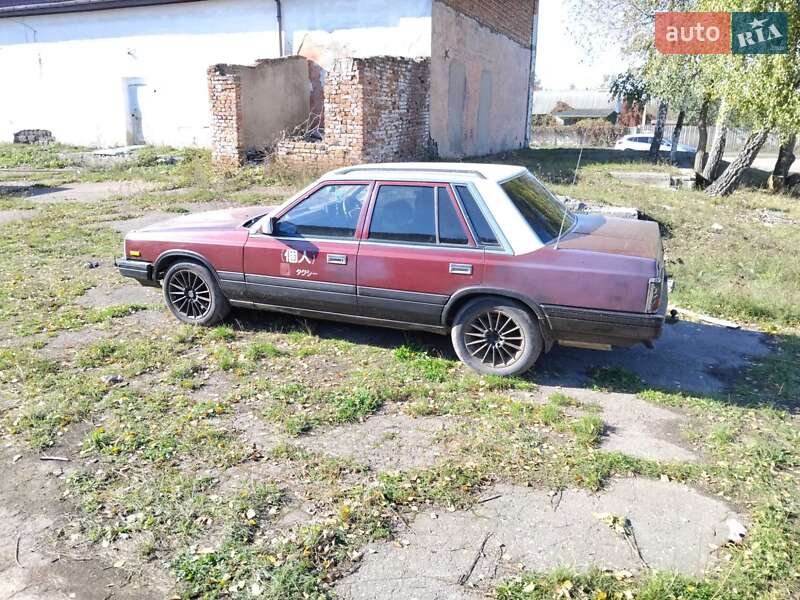 Седан Nissan Laurel 1986 в Коростене