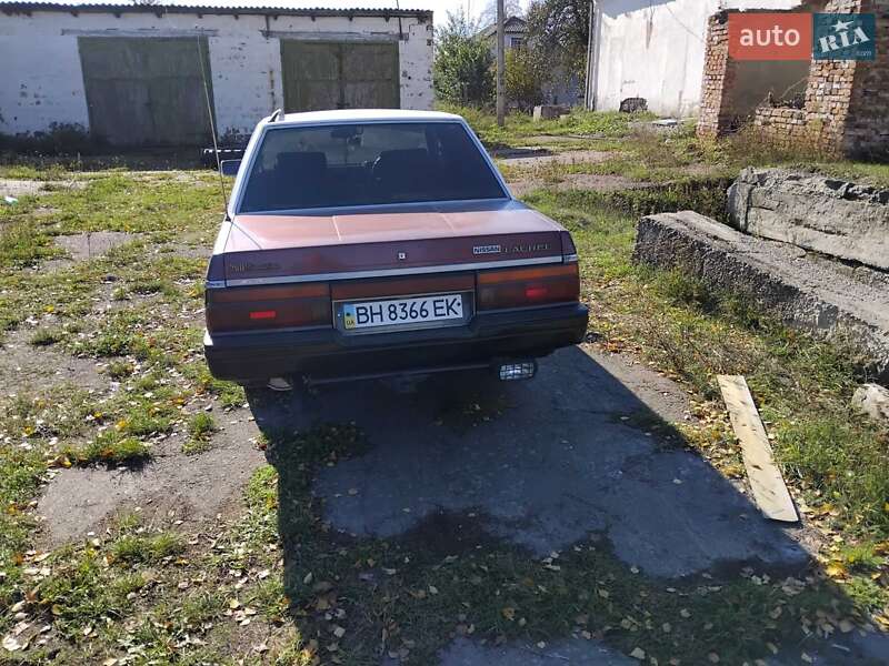 Седан Nissan Laurel 1986 в Коростене
