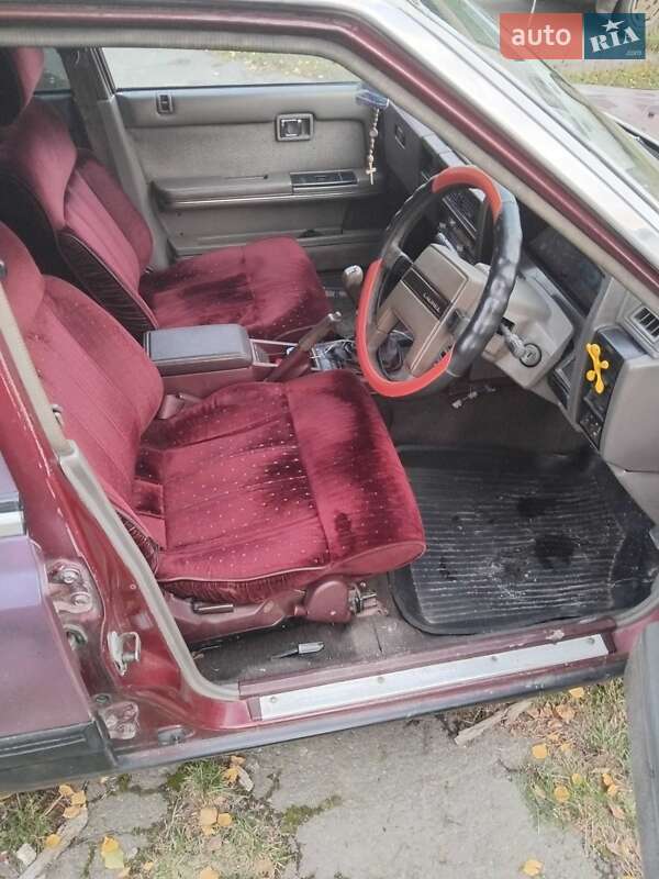 Седан Nissan Laurel 1986 в Коростене