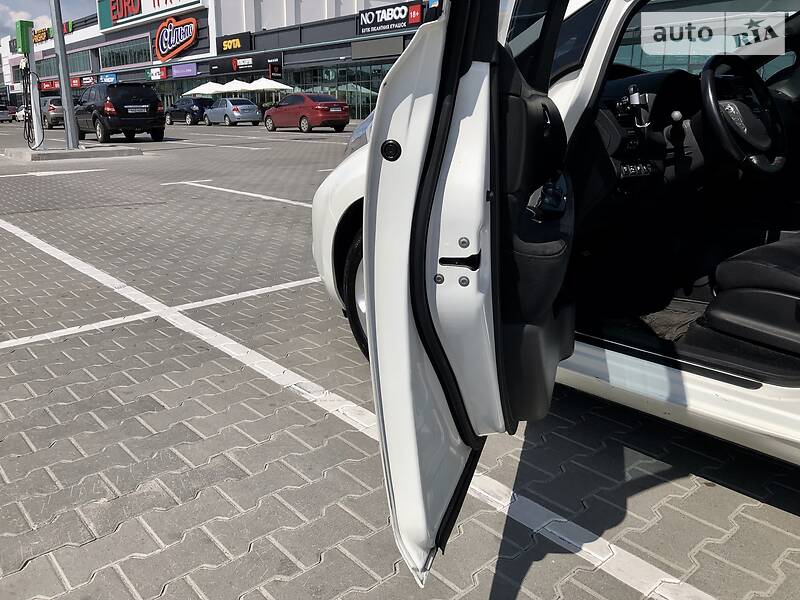 Хетчбек Nissan Leaf 2013 в Києві