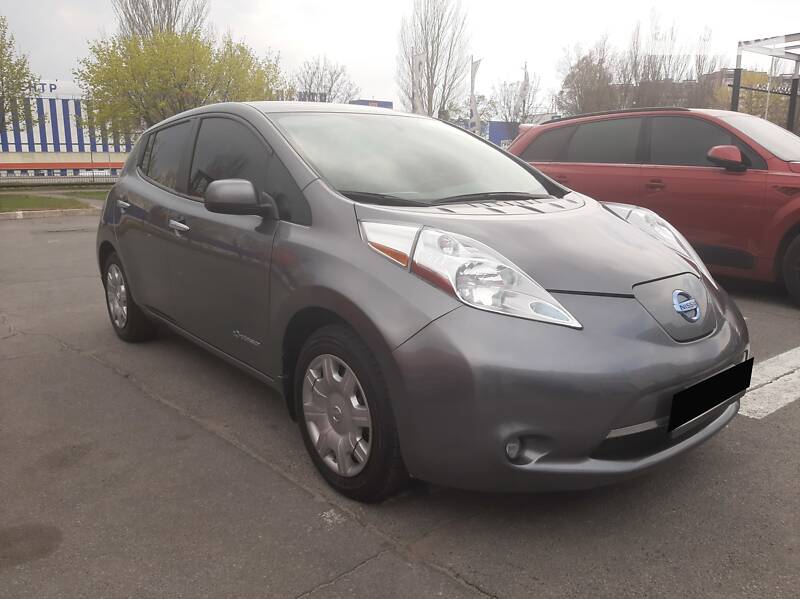 Хетчбек Nissan Leaf 2015 в 