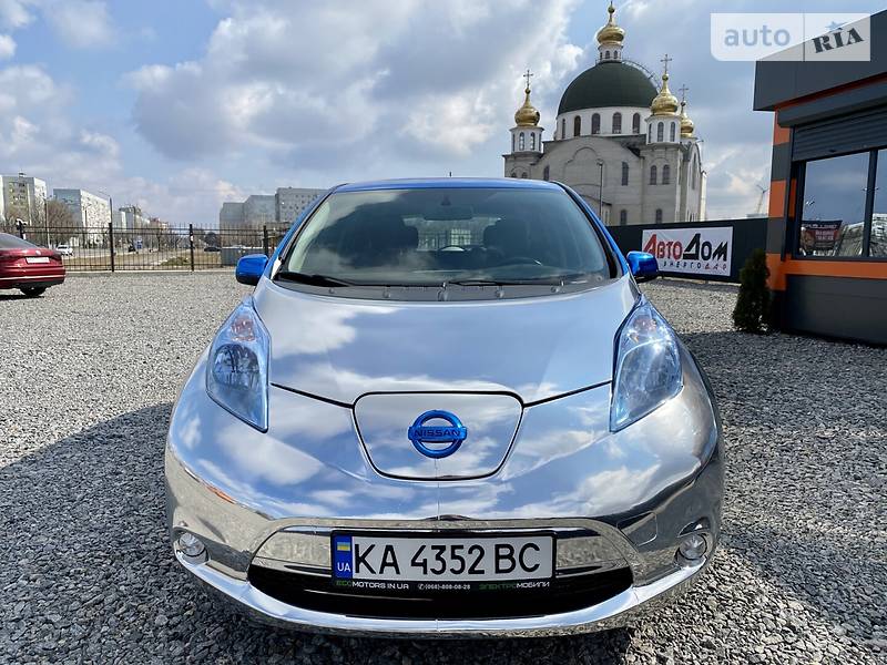 Хэтчбек Nissan Leaf 2013 в 