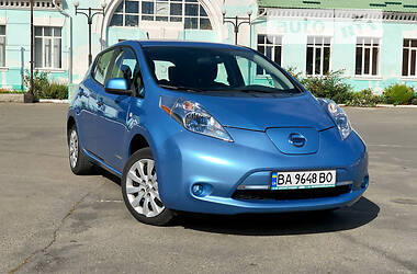 Хэтчбек Nissan Leaf 2014 в Вишневом