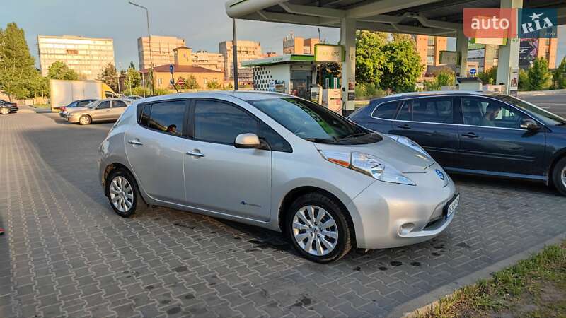 Хэтчбек Nissan Leaf 2013 в 