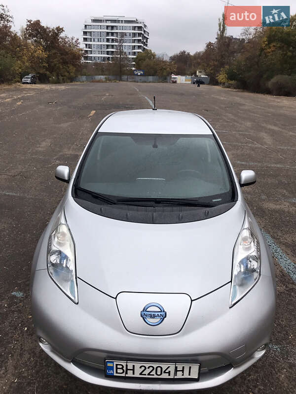 Хэтчбек Nissan Leaf 2013 в Измаиле