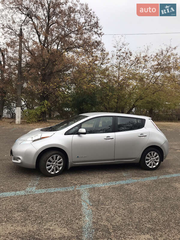 Хэтчбек Nissan Leaf 2013 в Измаиле