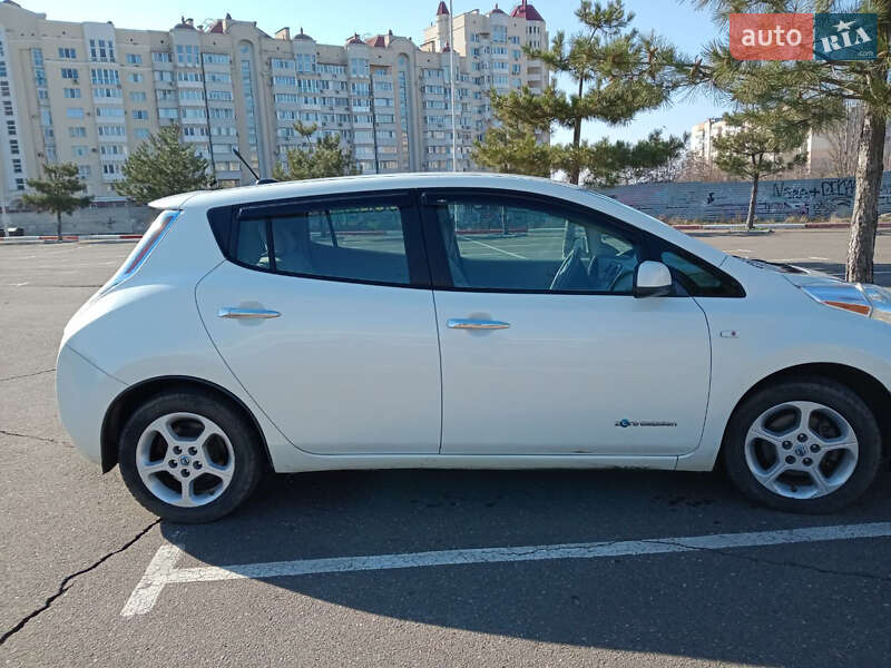 Хэтчбек Nissan Leaf 2013 в Николаеве