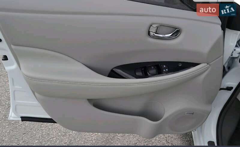 Хэтчбек Nissan Leaf 2013 в Днепре