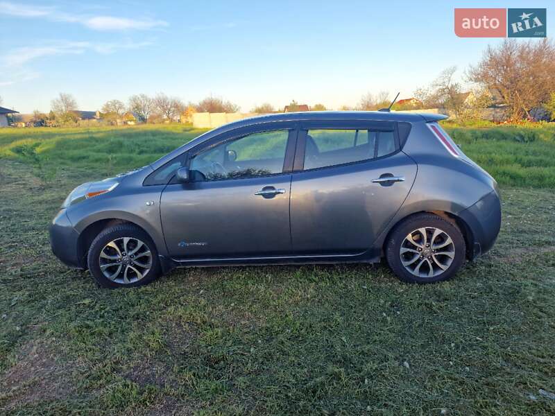 Хетчбек Nissan Leaf 2015 в Дніпрі