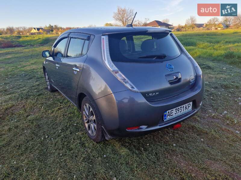 Хетчбек Nissan Leaf 2015 в Дніпрі