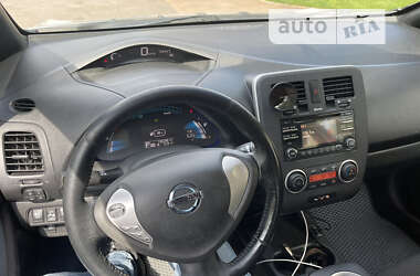 Хэтчбек Nissan Leaf 2013 в 