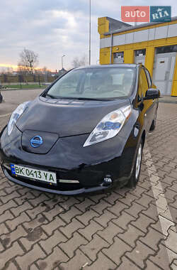 Хэтчбек Nissan Leaf 2012 в 