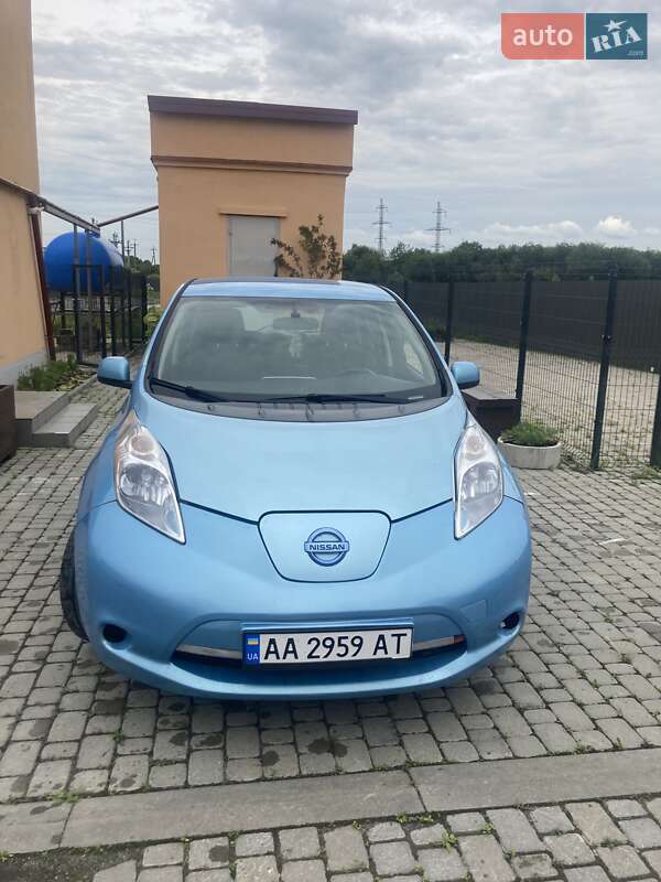 Хэтчбек Nissan Leaf 2015 в 