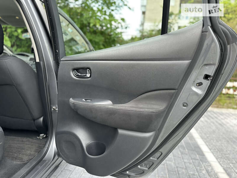 Хэтчбек Nissan Leaf 2015 в Львове