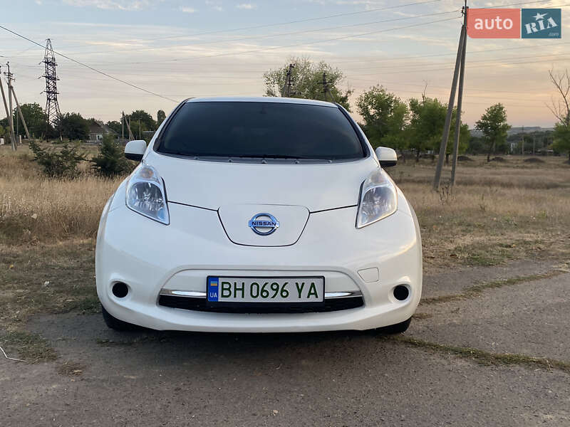 Хэтчбек Nissan Leaf 2015 в Березовке
