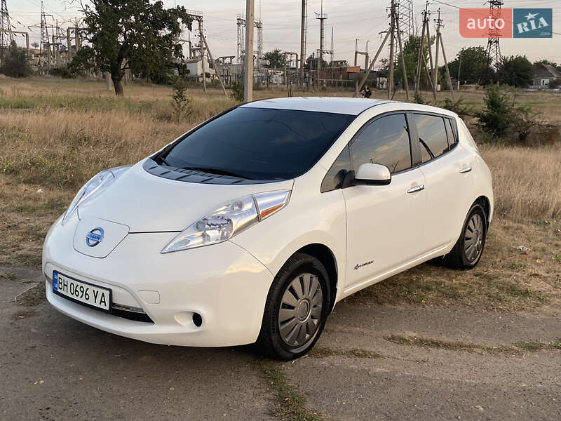 Хэтчбек Nissan Leaf 2015 в Березовке