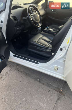 Хэтчбек Nissan Leaf 2013 в 